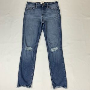 Universal Thread womens 6 high rise stretch distressed destroyed blue jeans